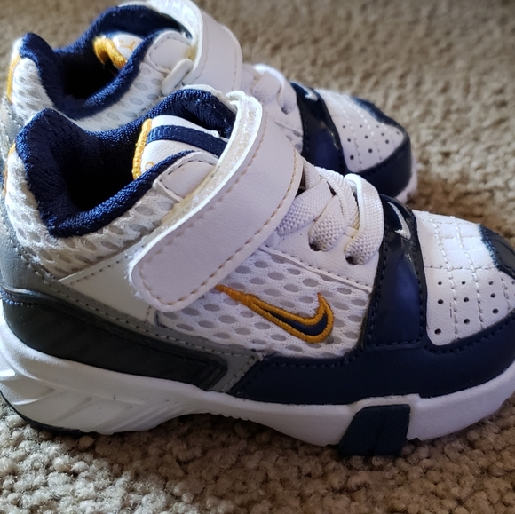 Nike toddler shoes - Picture 2 of 2